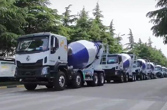 市場如此火爆，一批批新車交付用戶。場面壯觀！